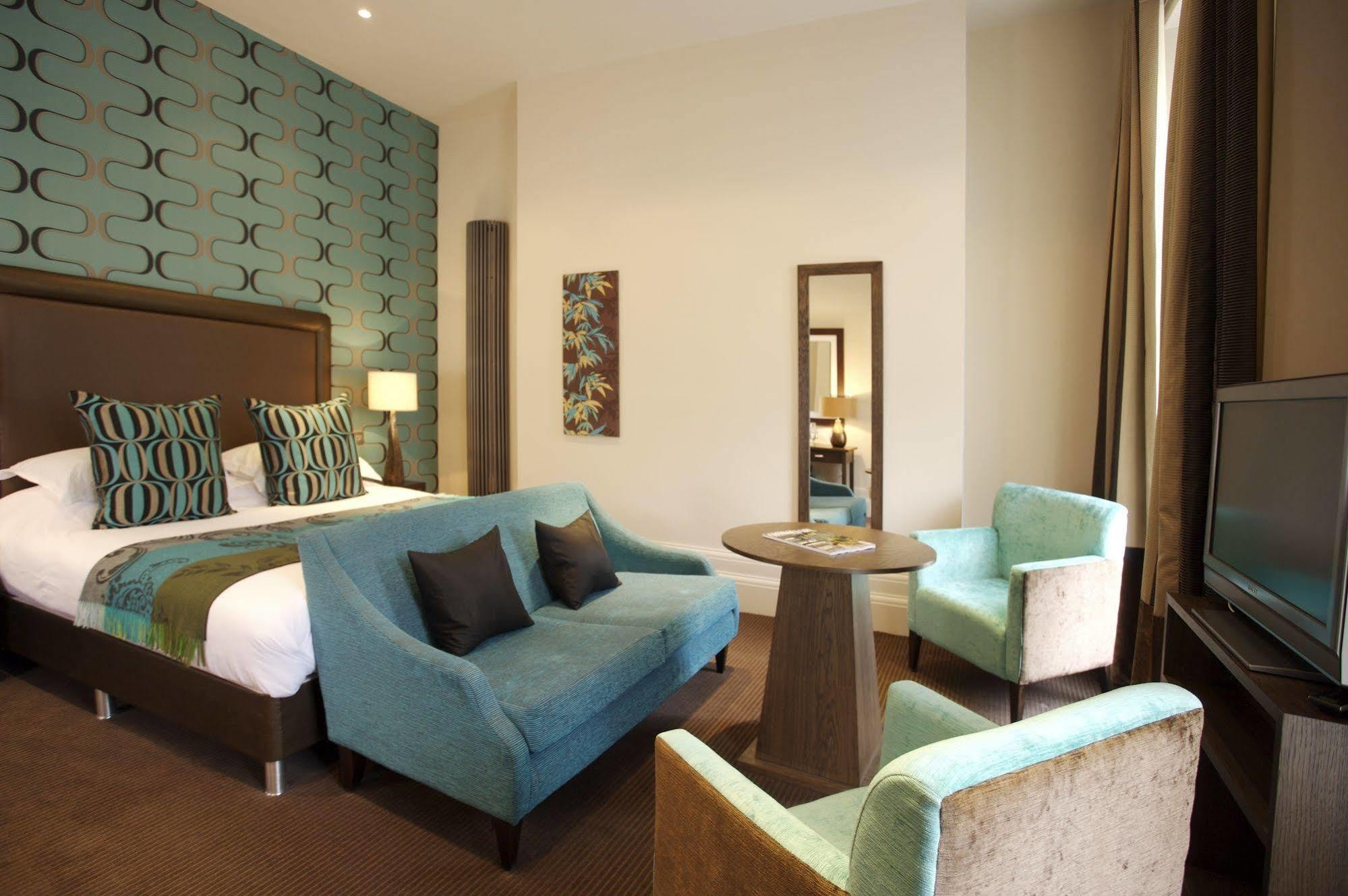 The George Hotel & Monty'S Cheltenham Room photo